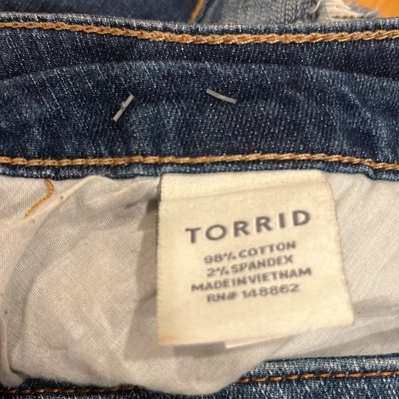 Torrid women’s distressed Bermuda Jean shorts size 20. - Picture 5 of 8